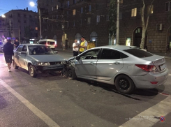 В тройном ДТП в центре Волгограда пострадали 45-летний мужчина и 14-летний подросток