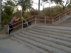 Преодолевающий пандус-издевательство папа с коляской попал на видео в Волгограде