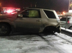 Иномарка залетела на отбойник на Третьей Продольной в Волгограде