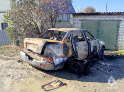 Две машины дотла сгорели под Волгоградом: осталась вонь, кучка пепла и немного железа