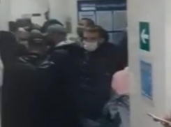 «Кашляющий ад» в очереди в ковидной поликлинике Волгограда показали на видео