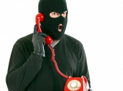 Волгоградец в образе родственников и инспекторов ДПС обманул 8 доверчивых женщин, меняя голос