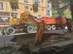 Из-за провала земли за администрацией Волгоградской области перекрыта дорога для автомобилей 