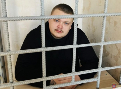 С пачкой пятитысячных задержали в автосалоне помощника обиравших волгоградцев телефонных мошенников