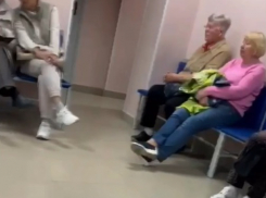 «Какой вирусняк ходит в мае?»: волгоградку шокировала очередь в поликлинике №22