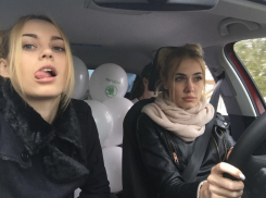 Две блондинки в Волгограде нашкодили на автопробеге SKODA с «Агат Виктория»