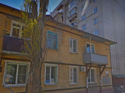 Готовый рухнуть после подачи отопления дом на севере Волгограда было решено снести
