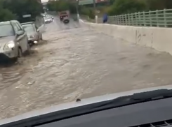 После ливня мост затопило под Волгоградом