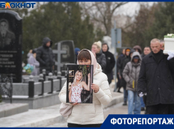 «Спи спокойно, наша красавица»: раздавленную BMW многодетную маму похоронили в белом гробу в Волгограде