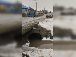 Под Волгоградом перекрыли движение транспорта из-за пропуска талых вод 