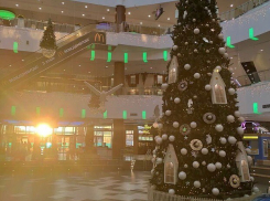 Волгоград начали украшать к Новому году прошлогодним декором