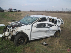 Renault перевернулся на волгоградской трассе: 2 человека погибли, 2 в больнице