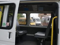 Женщину в Волжском сбила маршрутка, водитель скрылся