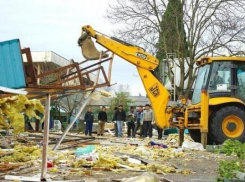 В Волгограде продолжается снос рынка на остановке «107 школа» 