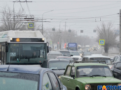  На юге Волгограда устанавливают километр бетонного ограждения на дороге