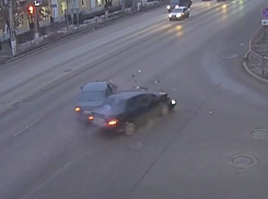 На видео попала «Лада Приора», протаранившая у «торгушки» в Волгограде такси