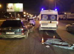 Молодой мужчина погиб под колесами лихача на Opel на юге Волгограда 