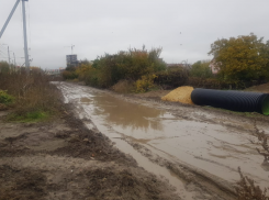 «Была Родниковая, стала Грязевая»: главная дорога микрорайона поплыла после дождя в Волгограде