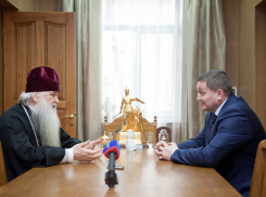 Губернатор Волгоградской области и митрополит Герман обменялись подарками 