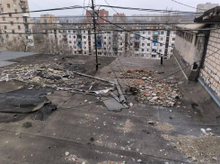 «Что делать будем, когда в квартиру потечет?»: треш-разруху на крыше пятиэтажки снял на видео волгоградец