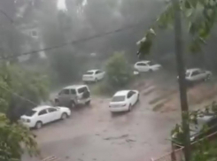 Мощный ураган с ливнем обрушился на Волгоградскую область: видео