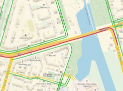 Вечернее ДТП парализовало мост на юге Волгограда