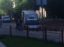 В Волгограде грузовая ГАЗель провалилась под землю из-за огромной ямы на дороге