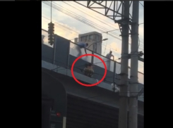 Голый волгоградец устроил «шоу» на Комсомольском мосту и попал на видео