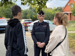 «Дали покататься»: 13-летний байкер попал на видео в Волгограда 