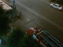 Из салона троллейбуса повалил дым на улице ночного Волгограда