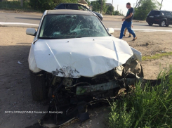 В Волгограде автоледи на Mazda протаранила грузовик: 2 пострадали