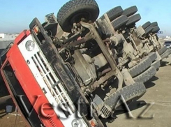 В Волгоградской области опрокинулся грузовик с нефтью