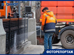 Волгоградский фотограф запечатлел, как моют ограду на проспекте Ленина