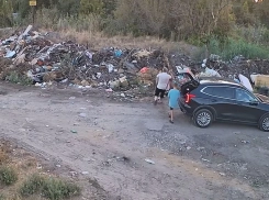 Труп собаки выбросили на свалку мужчина с ребенком в Волгограде
