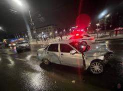 «ВАЗ» протаранил элитный внедорожник в Волгограде – видео 