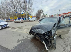 Lada отбросило на тротуар: видео жёсткого ДТП в Волгограде