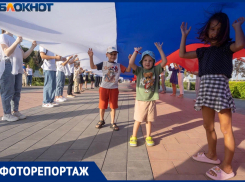 В Волгограде развернули огромный триколор в честь Дня государственного флага