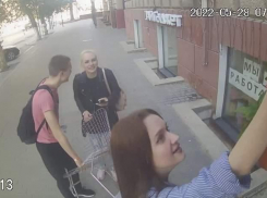 Компания со стулом и браслетом бара Gatsby украла кашпо в центре Волгограда: видео