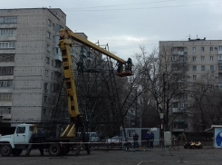 В районах Волгограда опаздывают с установкой праздничных елок