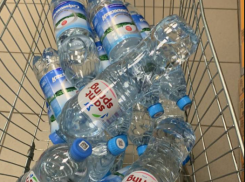 В магазинах Волгограда закончились 5-литровки с водой из-за коммунальной аварии