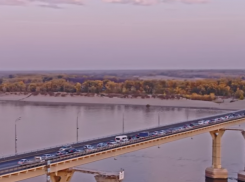 Рекордно длинную пробку на «танцующем мосту» показал с высоты волгоградский блогер