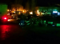 Под Волгоградом недовольные жители выгрузили мусор у здания Администрации