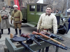Празднование контрнаступления под Сталинградом: боевая техника и солдатская каша 