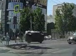В Волгограде сняли на видео аварию с «перевертышем» на перекрестке 