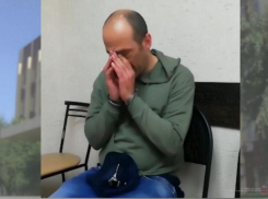 Серийный карманник похищал кошельки у волгоградцев в транспорте: допрос сняли на видео