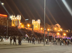 В Волгограде на набережной собралась многотысячная толпа ради концерта Валерии и фейерверка