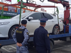 Волгоградские приставы арестовали 8 машин на три миллиона рублей во время «облавы» у «Мармелада»