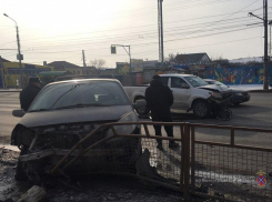 Toyota устроила тройное ДТП на юге Волгограда: Renault улетело в забор