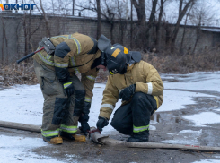 Тело мужчины нашли в сгоревшем автомобиле под Волгоградом  — видео