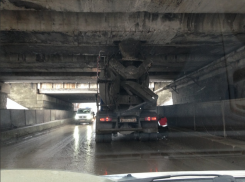 КамАЗ с бетономешалкой застрял под путепроводом в центре Волгограда